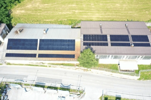 Celotna solarna elektrarna od zunaj v Libojah