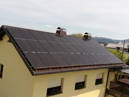 Solarni paneli, montirani na strehi od roba do roba