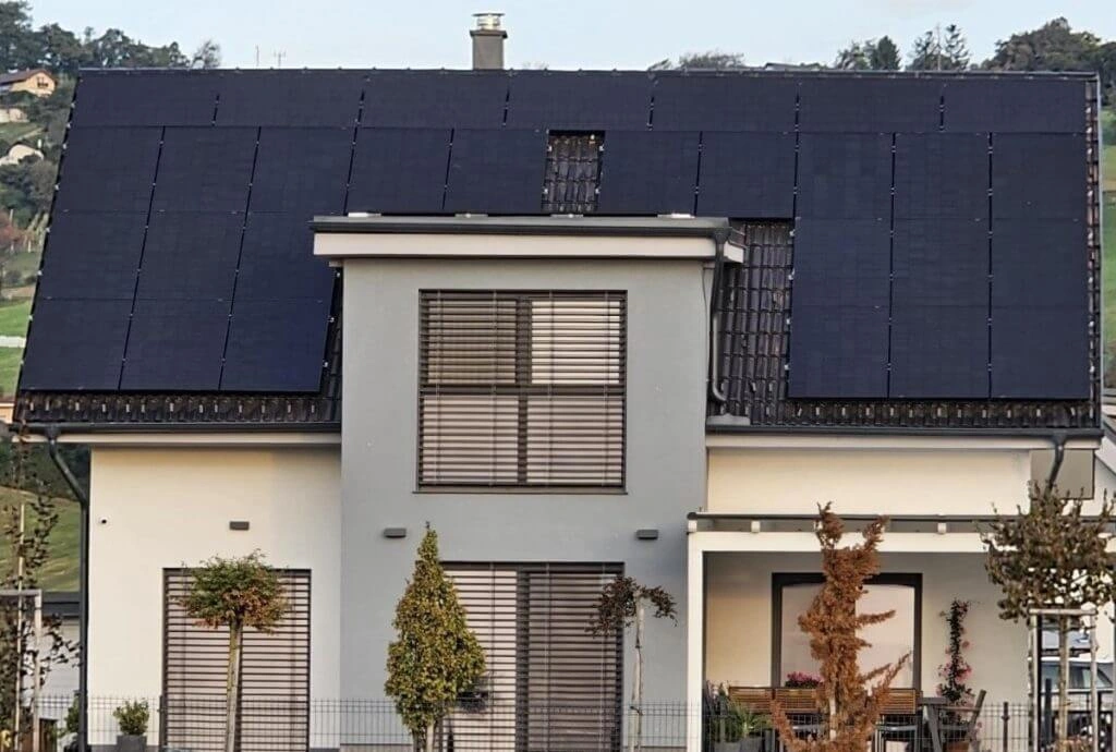 Sončna elektrarna na strehi stanovanjske hiše v kraju Šempeter